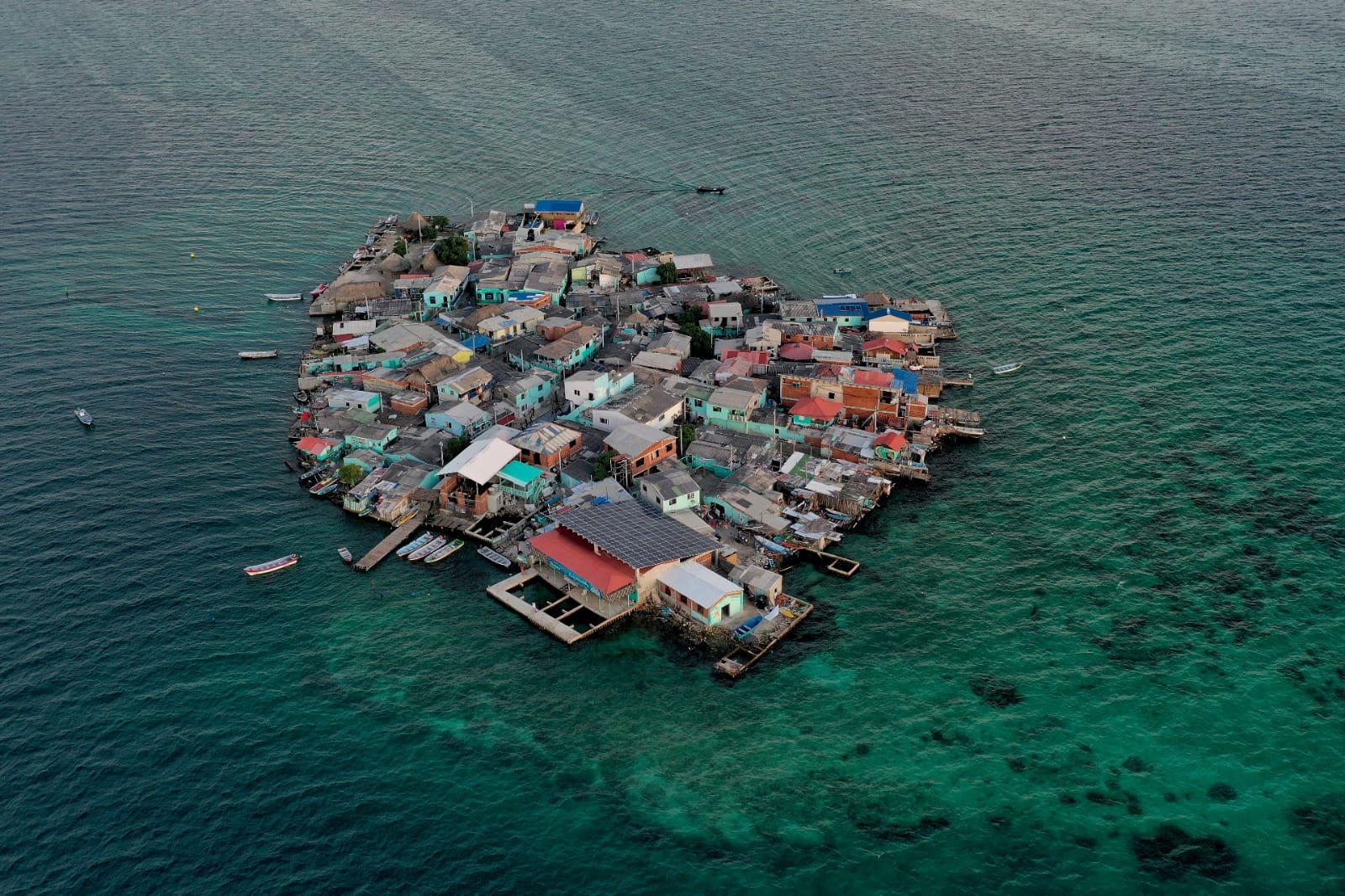 Santa Cruz del Islote es una isla artificial construida con coral, piedra y concreto en una zona baja del mar. Foto: IPSE